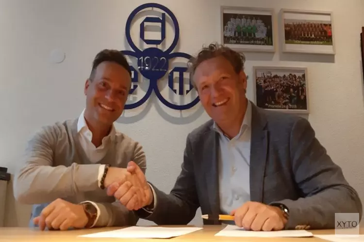 Contract ondertekening van Kiri Kalaitzis bij RKVV DEM