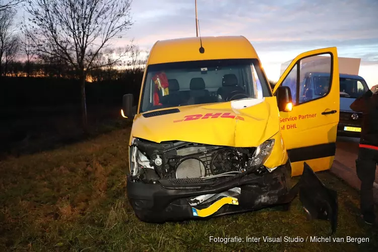 DHL wagen botst op kerende Albert Heijn wagen in Spaarndam