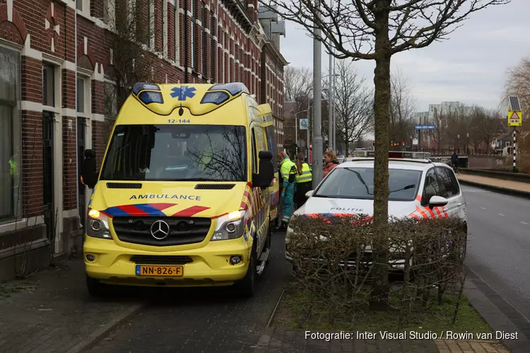 Overstekende vrouw met plant ziet scooterrijdster over het hoofd