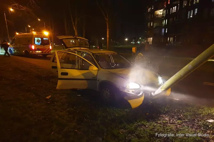 Auto tegen lantaarnpaal in Heemskerk