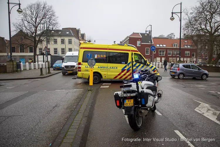 Jonge dame hard ten val op het Houtplein in Haarlem