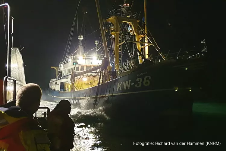Visser gewond bij ongeluk aan boord kotter voor kust IJmuiden