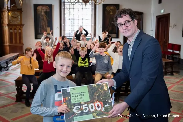 Winnaar kerstbomenactie neemt Superprijs in ontvangst