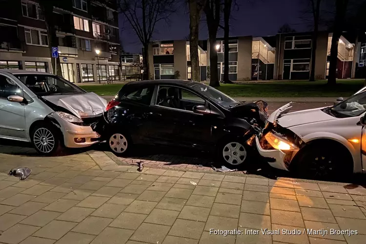 Automobilist ramt geparkeerde auto&#39;s, inzittende slaat op de vlucht