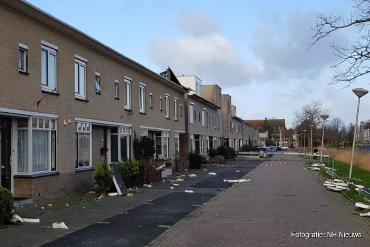 Velserbroekse straat is ravage na storm: "Half mijn dak zat over mijn huis heen"