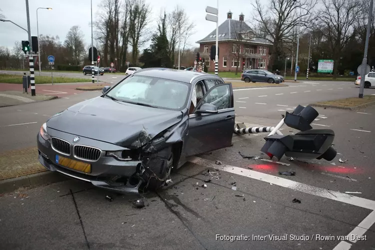 Automobilist vliegt uit de bocht en rijdt verkeerslicht omver