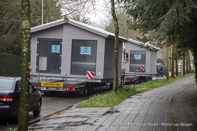 Bijzonder transport vast op de Zandvoorterweg in Aerdenhout