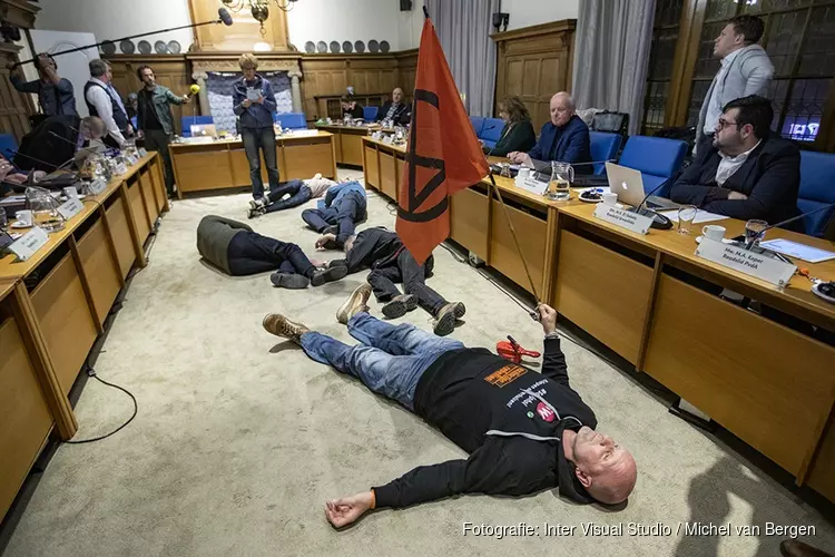 Extinction Rebellion houdt &#39;die-in&#39; bij Zandvoortse gemeenteraad