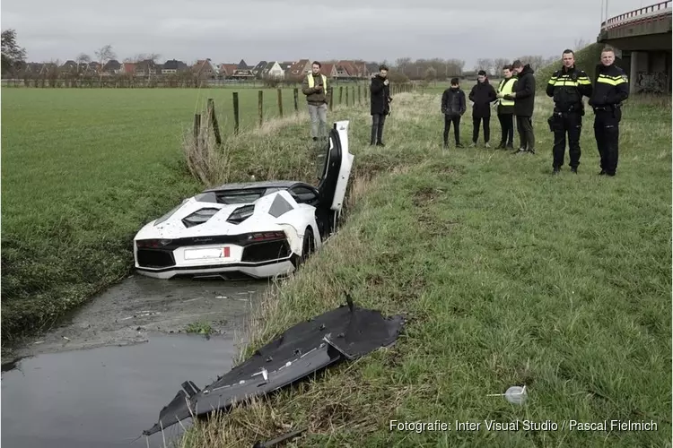 Peperdure Lamborghini in sloot bij Heemskerk