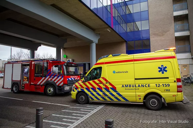 Senior komt vast te zitten in stoel in Velserbroek; hulpdiensten gealarmeerd