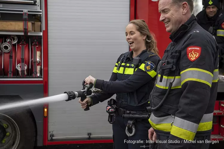 Agente krijgt "cursus blussen" na brandje in Haarlem