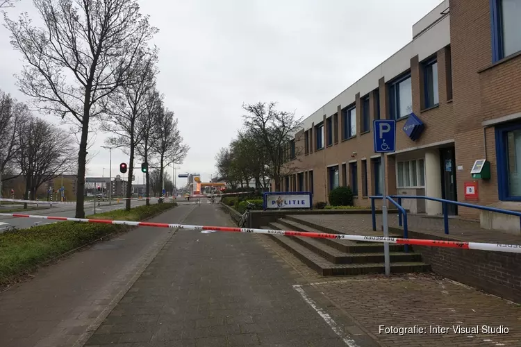 Brand bij politiebureau Beverwijk: verdachte man gezocht