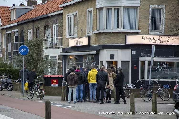 Lange rijen voor coffeeshop na corona-sluiting