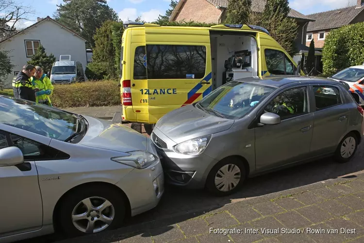 Automobilist raakt onwel en botst tegen andere auto aan in Bentveld