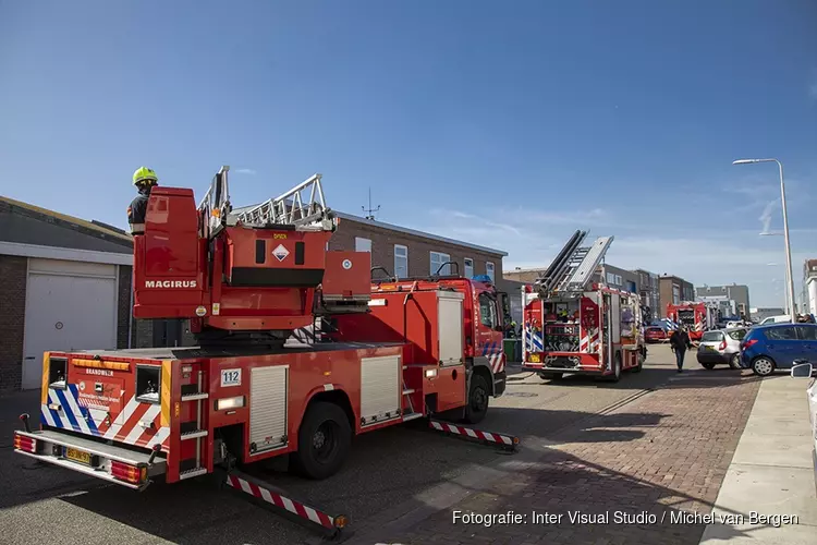 Brandweer groots uitgerukt voor brand op dak IJmuiden