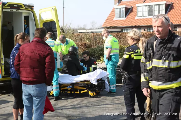 Vrouw rijdt met motor via sloot voortuin binnen