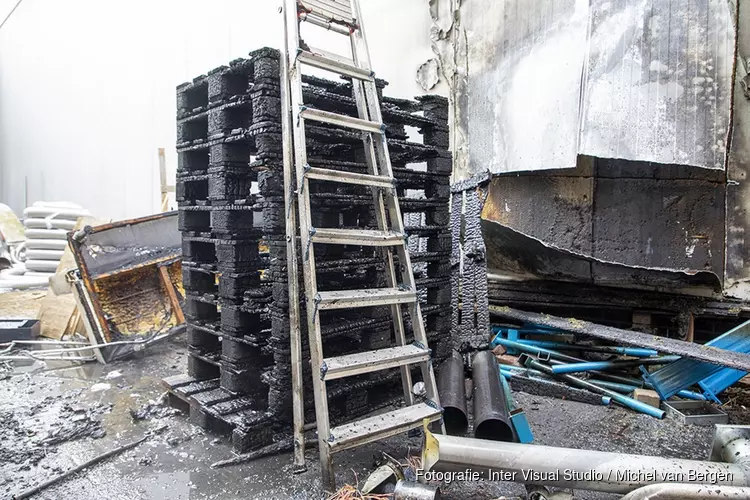 Bedrijfspand Velserbroek loopt schade op door brand pallets