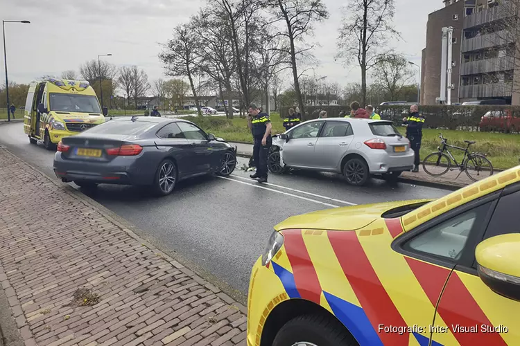 Gewonde na frontale aanrijding op de Hoflaan in Heemskerk