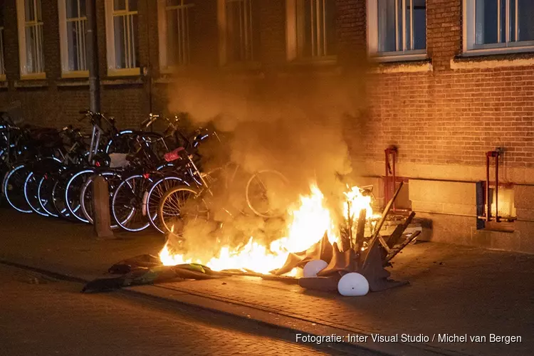 Twee parasols in de brand gestoken naast stadhuis in Haarlem