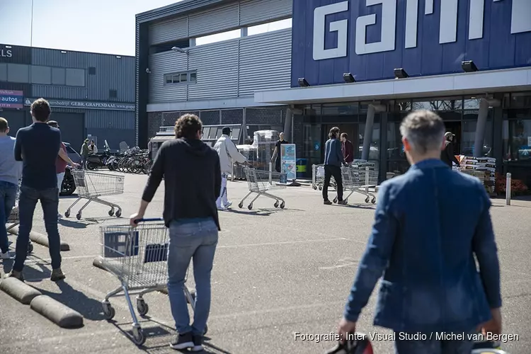 Lange wachtrij bij Gamma Waardsepolder