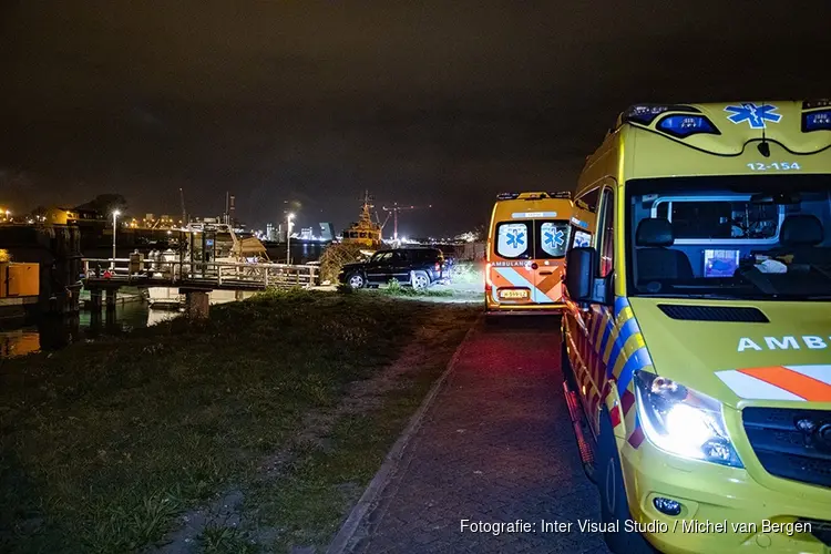 Vrouw te water langs de Steigerweg in IJmuiden