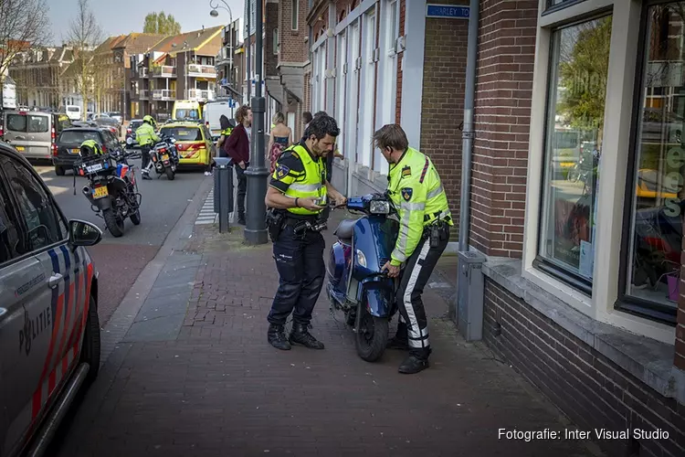 Scooterrijder gewond na botsing met busje in centrum Haarlem