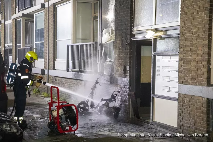 Brandweer redt mensen via balkon bij scooterbrand in IJmuiden