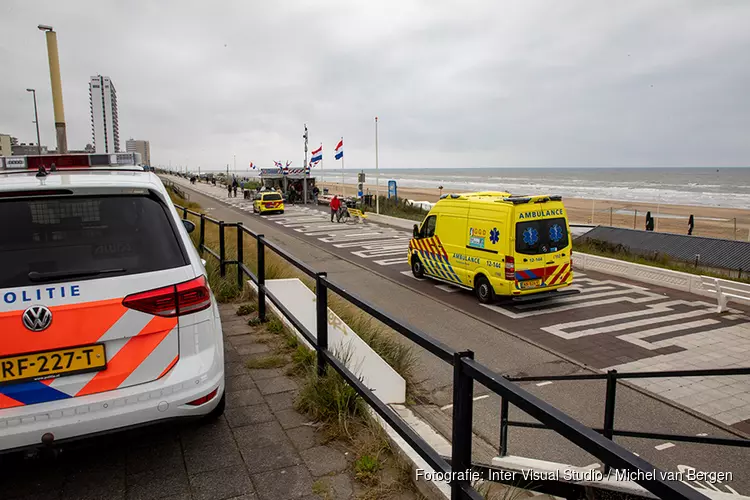 Persoon te water langs de Boulevard Barnaart in Zandvoort