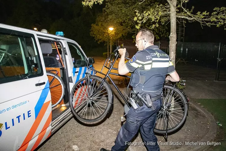 Politie neemt fietsen hangjeugd mee na melding brand zendmast Overveen