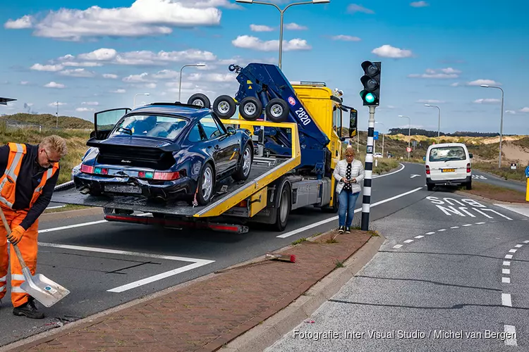 Porsche afgesleept na kop-staart aanrijding Zeeweg