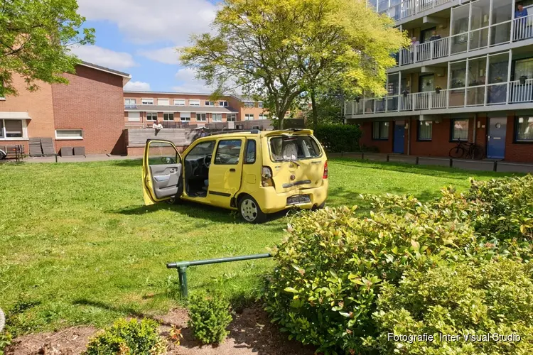 Auto rijdt tegen gevel en eindigt op grasveld in Beverwijk