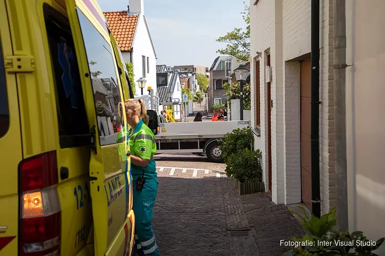 Bedrijfswagen klem na ongeval Rozenobelstraat Zandvoort