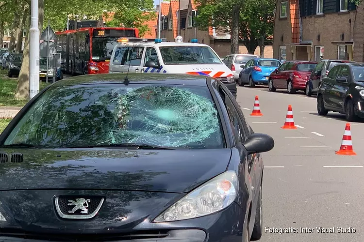 Fietser botst tegen auto in Haarlem