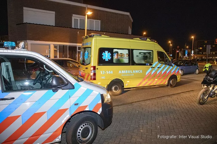 Scooterrijdster gewond na botsing tegen geparkeerde auto