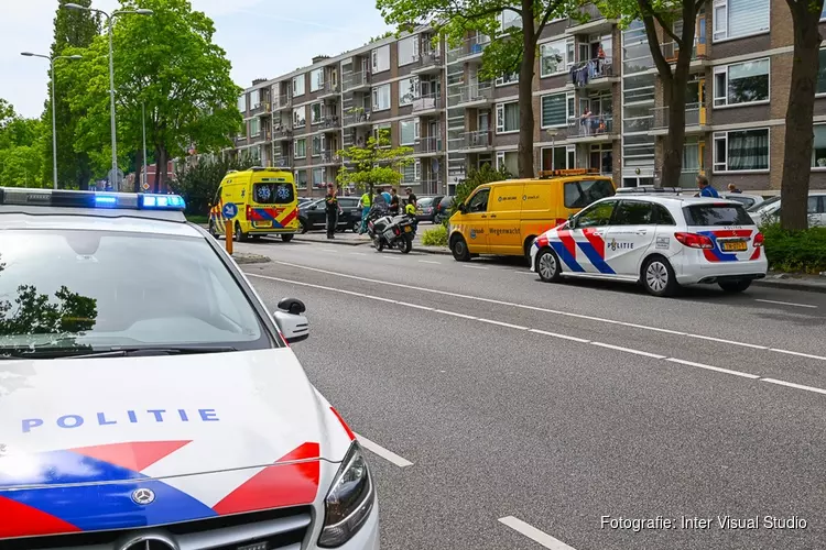 Overstekend kind loopt tegen auto, bestuurder rijdt door