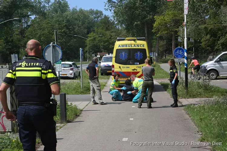 Toerist met fiets onderuit op Zeeweg in Overveen