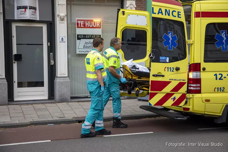 Scooterrijdster gewond na botsing met busje Van Ostadestraat