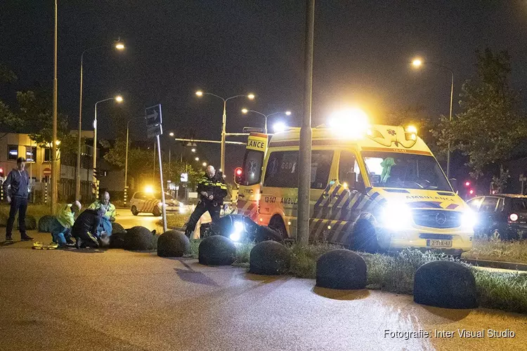 Motorrijder hard onderuit voor de Schoterbrug in Haarlem