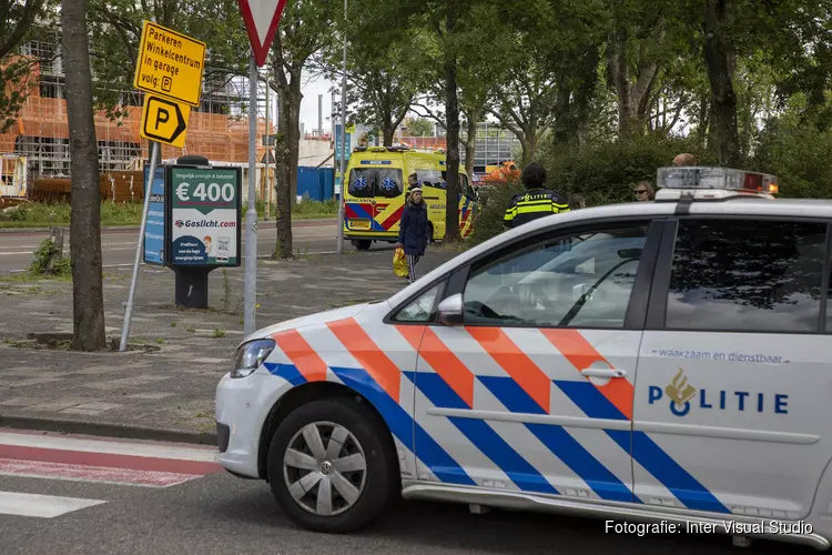 Fietser aangereden op rotonde in Haarlem, veroorzaker rijdt door