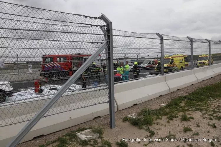 Sportauto crasht en vliegt in brand op Circuit Zandvoort