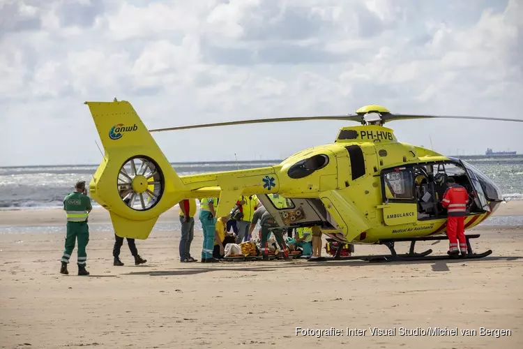 Zwemmer gereanimeerd op het strand van IJmuiden