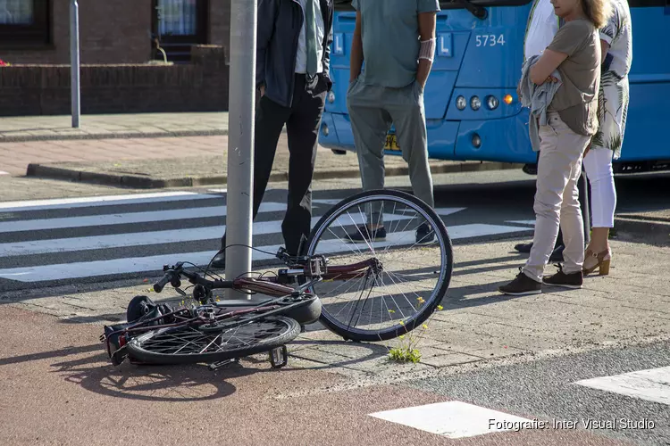 Fietsster gewond na aanrijding op rotonde in Zandvoort