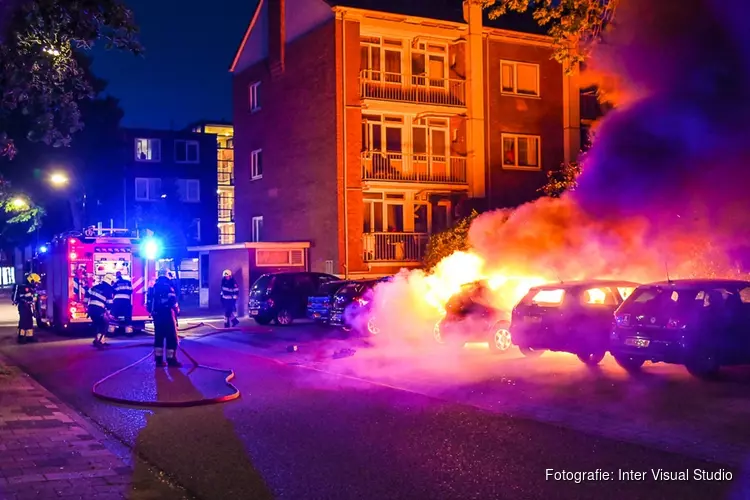 Geparkeerde auto’s gaan in vlammen op aan Laan van Kanaän in Beverwijk