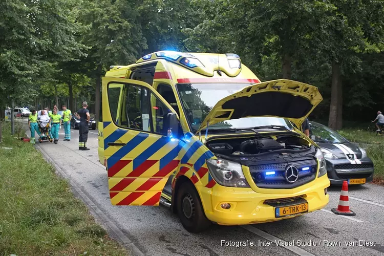Rokende ambulance komt met pech langs de weg te staan, patiënt in veiligheid gebracht
