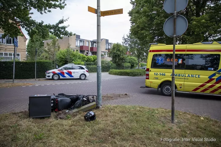 Maaltijdbezorger tegen paal tot stilstand in Bloemendaal