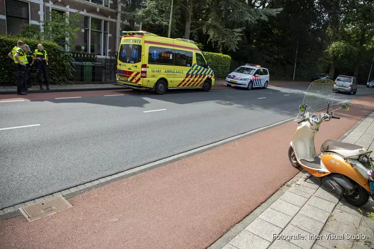 Scooterrijdster ziet stoeprandje over het hoofd bij inhaalactie in Bloemendaal