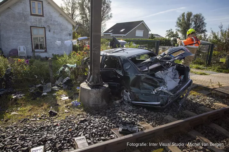 Treinverkeer Haarlem - Lisse stil na ongeval met auto bij Hillegom