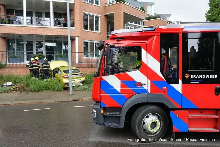 Auto tegen wooncomplex gereden in Heemskerk