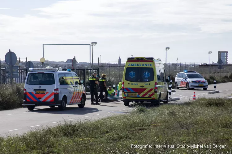 Wielrenner botst op betonnen wegafscheiding in Zandvoort