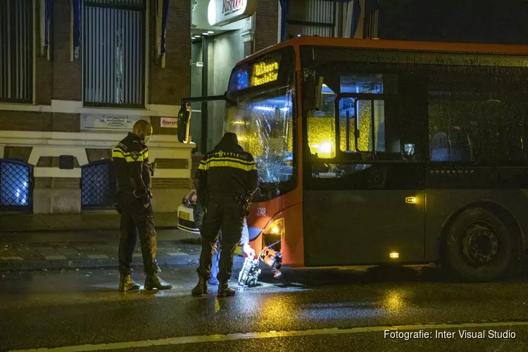 R-Net bus botst op vluchtheuvel aan de Wilhelminastraat in Haarlem